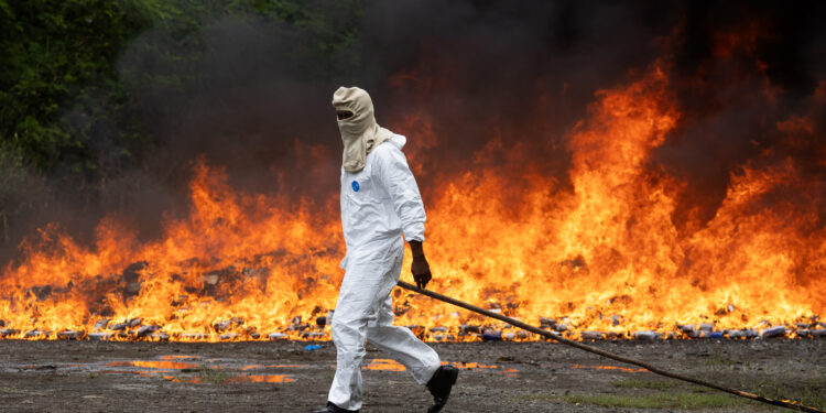 El lunes 9 de diciembre las autoridades dominicanas incineraron las 9.8 toneladas de cocaína incautadas. (Foto Prensa Libre: EFE/Orlando Barría)