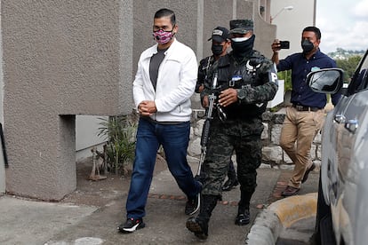 Roberto David Castillo es escoltado por policías en Tegucigalpa, Honduras, en julio. 2021. 