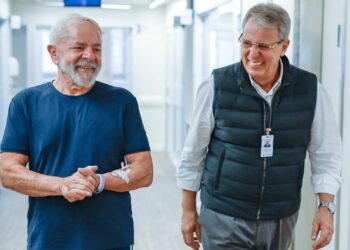 This handout picture released by the Brazilian Vice-Presidency shows President Luiz Inácio Lula da Silva (left) walking with his neurosurgeon Dr Marcos Stavale in the Syrian-Lebanese Hospital in São Paulo, Brazil, on December 13, 2024.