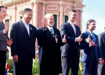 Left to right: Argentina's Foreign Minister Diana Mondino, Bolivia's President Luis Arce, Brazil's President Luiz Inácio Lula da Silva, Paraguay's President Santiago Peña, Uruguay's President Luis Lacalle Pou, and Panama's President José Raúl Mulino pose for the family photo at the Palacio de López Presidential Palace during the Mercosur summit in Asuncion on July 8, 2024.