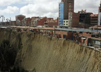 Shamans refuse to evacuate precarious cliff-top shacks in Bolivia despite government order