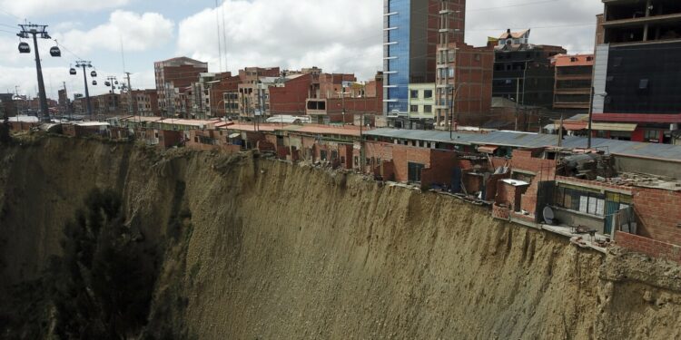 Shamans refuse to evacuate precarious cliff-top shacks in Bolivia despite government order
