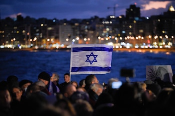 Personas se manifiestan en apoyo a Israel, en la ciudad de Montevideo (Uruguay) (EFE/ Gianni Schiaffarino)