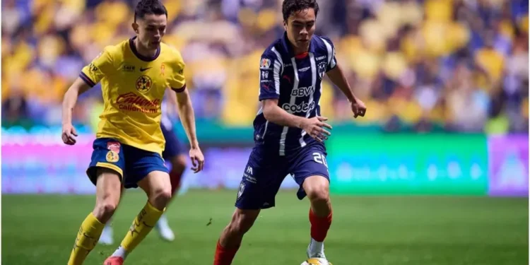 Alvaro FIdalgo (L) of America fights for the ball with Iker Fimbres (R) of Monterrey – IMAGO / Agency-MexSport