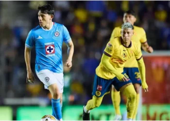 Alexis Gutierrez (L) of Cruz Azul fights for the ball with Cristian Calderon (R) of America – IMAGO / Agencia-MexSport