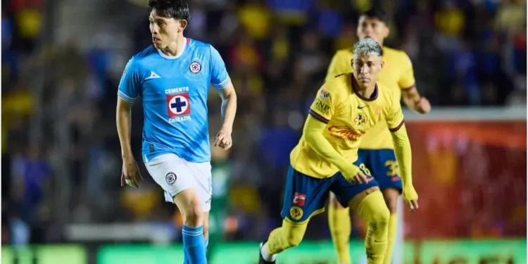 Alexis Gutierrez (L) of Cruz Azul fights for the ball with Cristian Calderon (R) of America – IMAGO / Agencia-MexSport