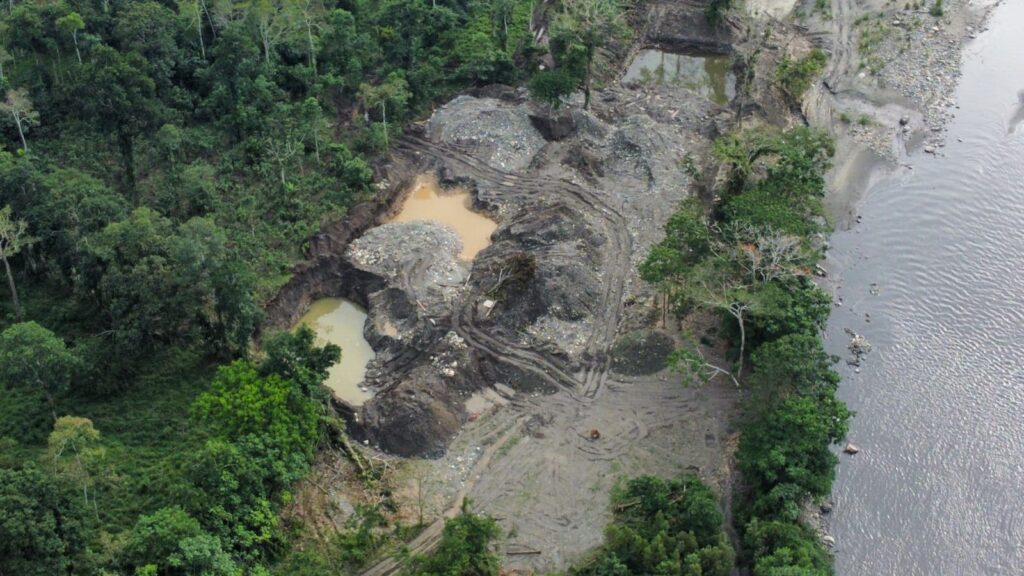 se desvían cantidades ingentes de diésel para la minería ilegal del oro en la Amazonía