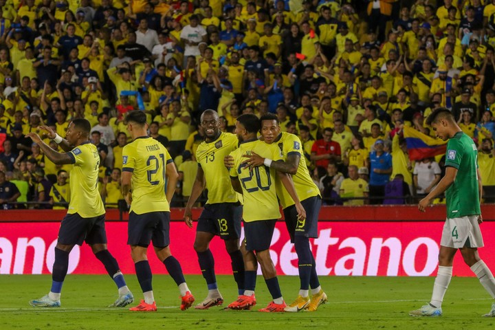 Los jugadores de Ecuador celebran un gol ante Bolivia en un Guayaquil de fiesta.