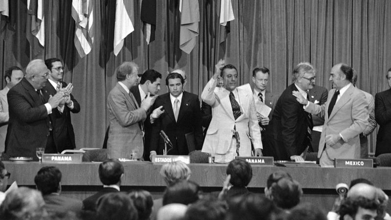 Au Panama, le président Jimmy Carter applaudit le Général Omar Torrijos après la signautre de la Traité pour le transfert du Canal de Panama