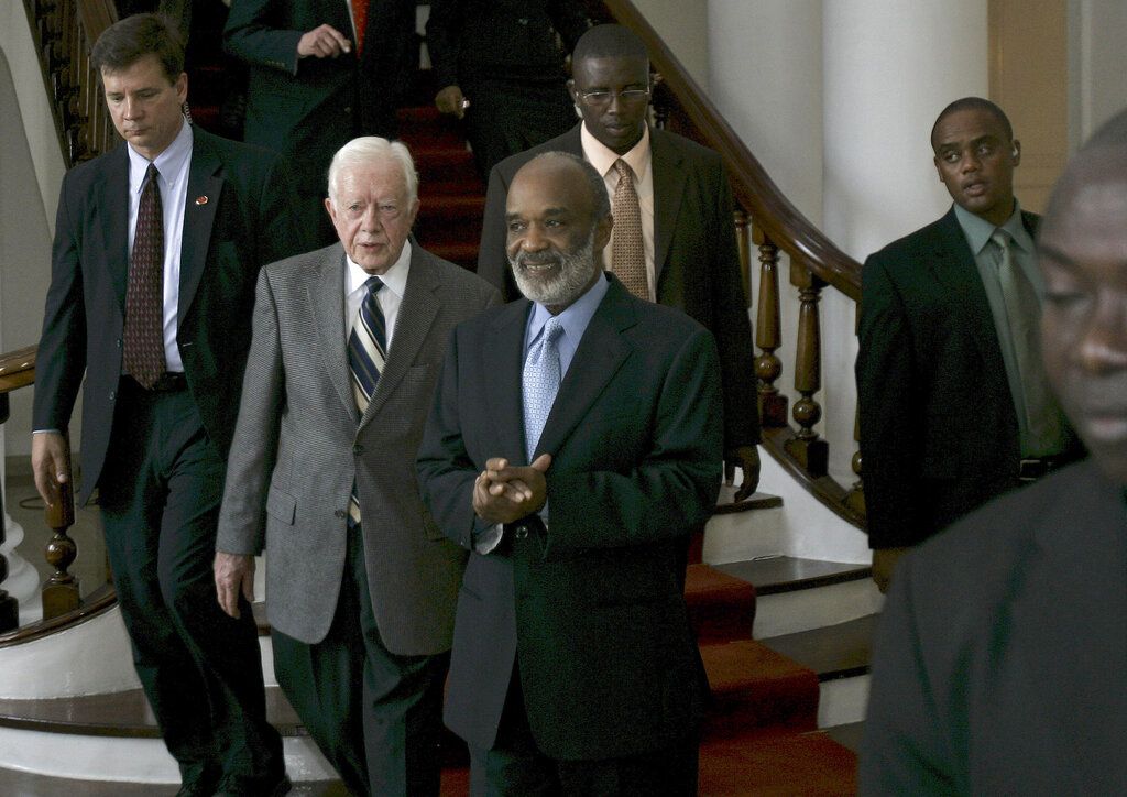 En 2009, Jimmy Carter rencontre René Préval, le président dHaïti dans le cadre d'un programme pour éradiquer le paludisme