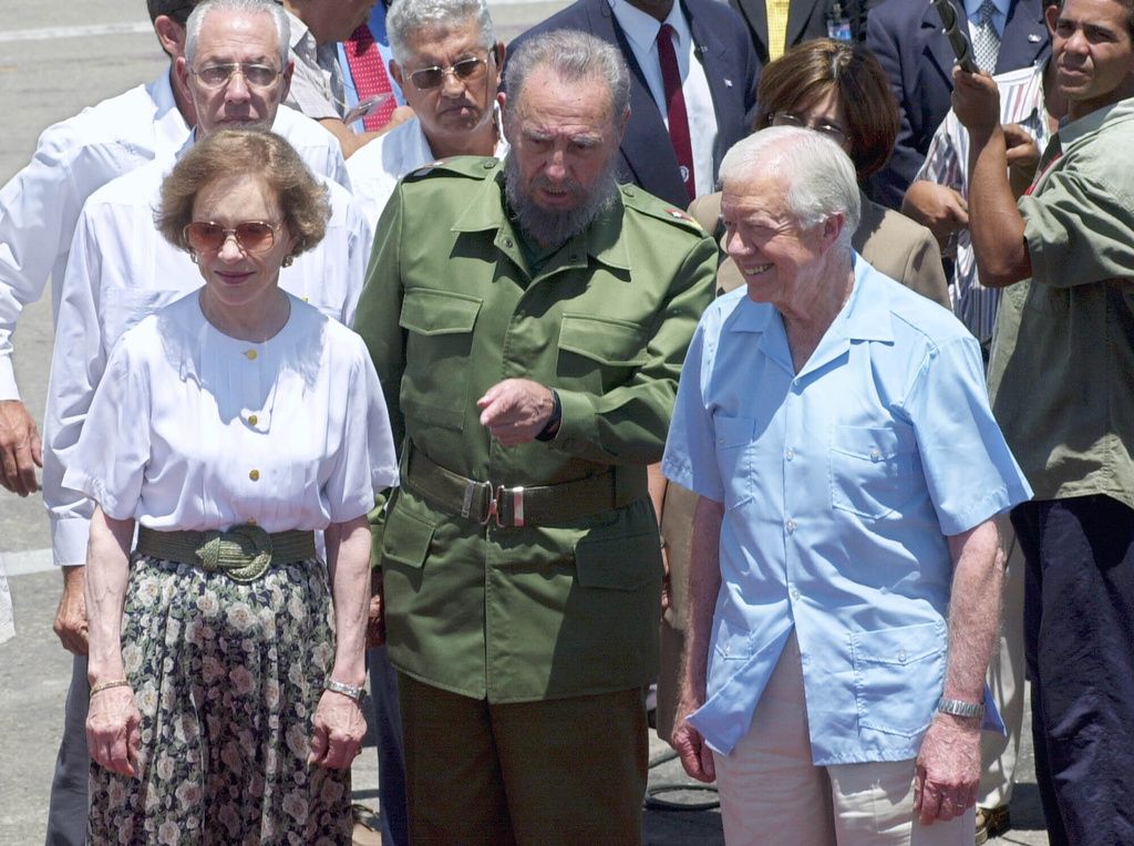 Jimmy Carter, sa femme Rosalynn accueillis à la Havane par Fidel Castro en 2002