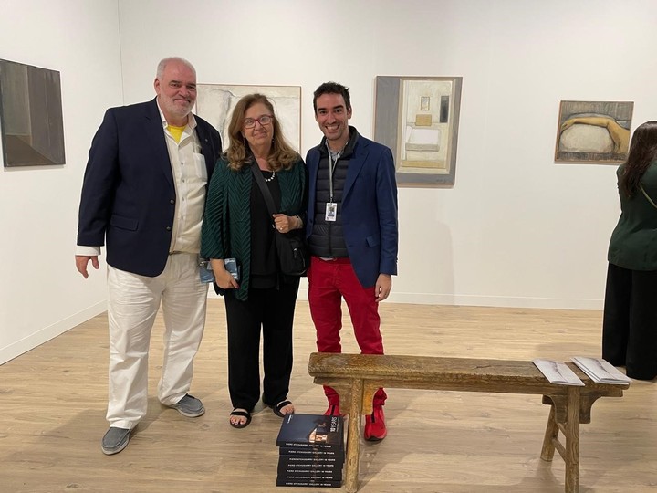 En los extremos, Pablo y Piero Atchugarry, padre e hijo, junto a la heredera de la artista uruguaya Linda Kohen, protagonista del stand de Piero Atchugarry en Art Basel Miami Beach. 