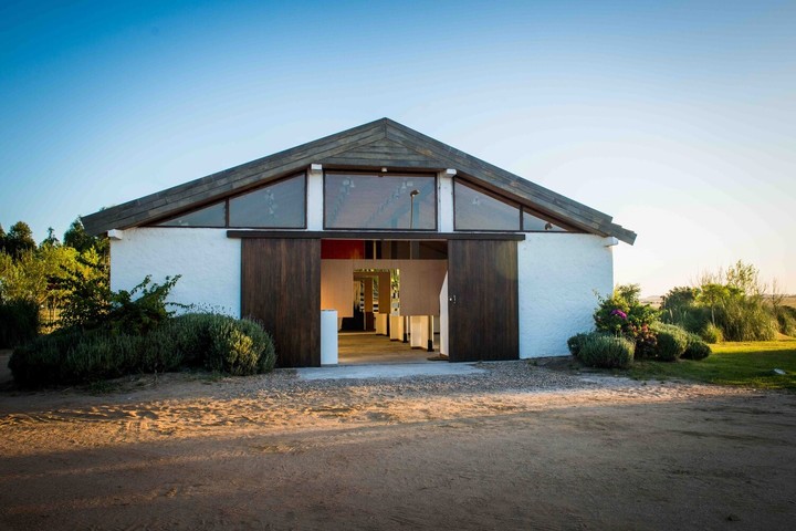 El primer espacio de la galería Piero Atchugarry en Garzón, en un antiguo establo; hoy convertida en residencia para artistas. 