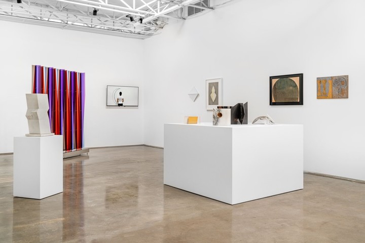 La sala Survey de la galería Piero Atchugarry en Miami, con una exposición colectiva que celebra el 50° aniversario de la galería brasileña Raquel Arnaud. 