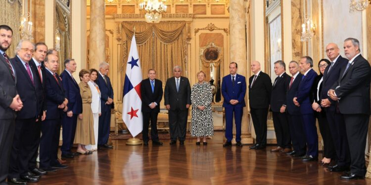 Guatemala reitera apoyo a la democracia de Venezuela en reunión con Edmundo González en Panamá