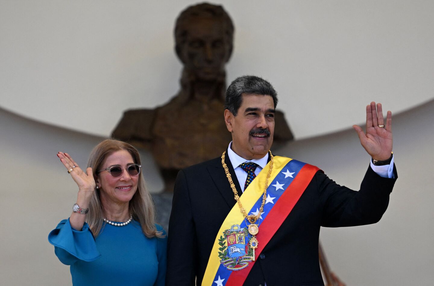 El presidente de Venezuela, Nicolás Maduro, y su esposa, Cilia Flores, saludan a sus partidarios al salir del Capitolio, sede de la Asamblea Nacional.