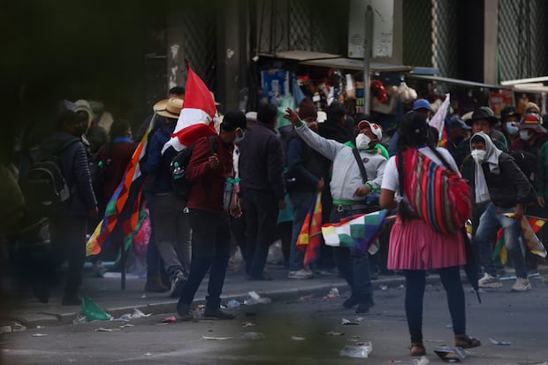 Simpatizantes del expresidente Evo Morales se enfrentan a miembros de la policía boliviana durante una marcha en contra de los procesos judiciales al exmandatario, en La Paz, Bolivia, el 13 de enero de 2025. (Foto de Luis Gandarillas / EFE)