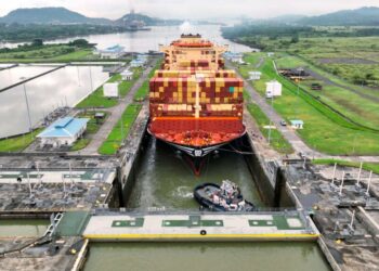 Lawmaker introduces bill to allow purchase of Panama Canal
