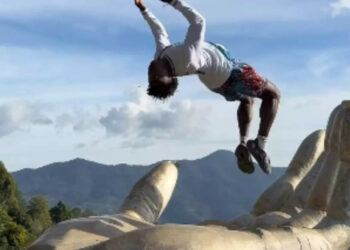 YouTuber risky backflip on 'Hand of God' sculpture; What happened next is unimaginable.