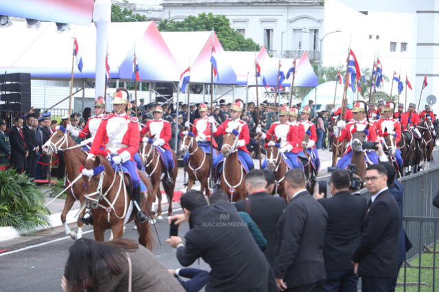 Cada 14 y 15 de mayo, Paraguay celebra su historia y cultura con desfiles, conciertos, ferias, representaciones históricas y platos tradicionales como el chipá y el asado. Foto: La Nación Paraguay/Eduardo Velázquez. 