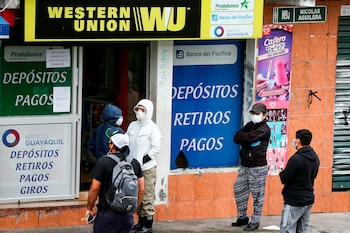 Ciudadanos hacen fila en una