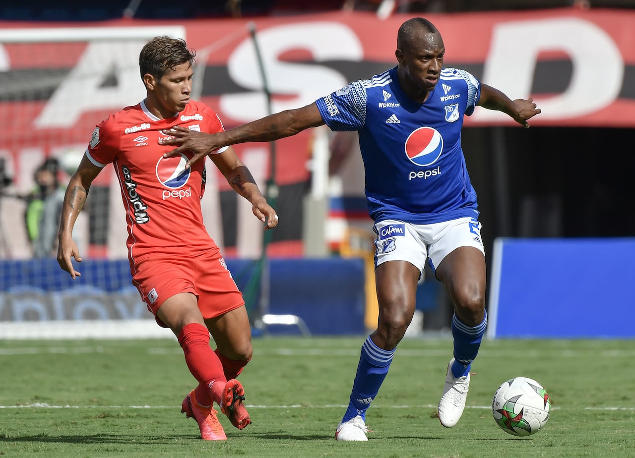 CALI - COLOMBIA, 31-03-2021: Rafael Carrascal del América disputa el balón con Andrés Murillo de Millonarios durante partido por la fecha 16 como parte de la Liga BetPlay DIMAYOR I 2021 entre América de Cali y Millonarios F.C. jugado en el estadio Pascual Guerrero de la ciudad de Cali. / Rafael Carrascal of America fights the ball with Andres Murillo of Millonarios during match between America de Cali and Millonarios F.C. for the date 16 as part of Liga BetPlay DIMAYOR I 2021 played at Pascual Guerrero stadium in Cali city. Photo: VizzorImage / Gabriel Aponte / Staff