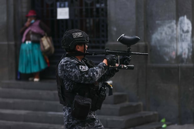 Un miembro de la policía boliviana dispara contra simpatizantes del expresidente Evo Morales durante una marcha en contra de los procesos judiciales al exmandatario, en La Paz, Bolivia, el 13 de enero de 2025. (Foto de Luis Gandarillas / EFE)