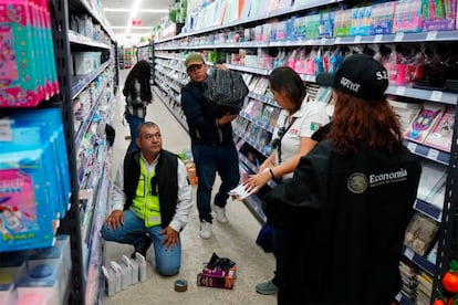 Agents of the Ministry of Economy confiscate suspected illegal products on December 12 in Hermosillo, Sonora.