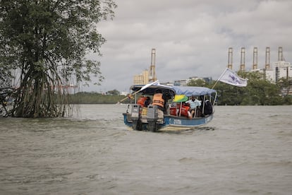 Miembros de la comunidad e integrantes de la UBPD durante la búsqueda de los restos de los desaparecidos en Buenaventura (Valle del Cauca).