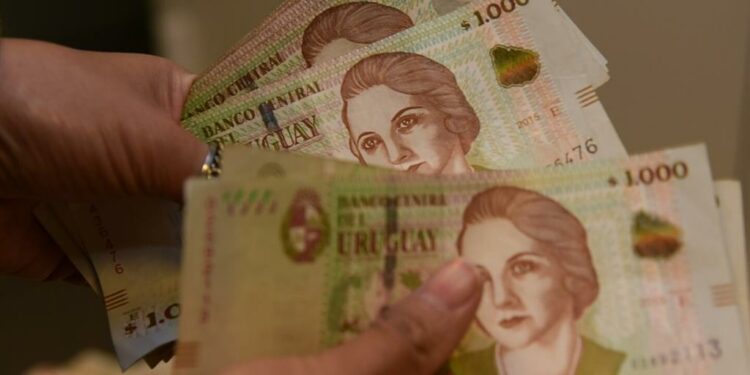 Disponen aumento de salario mínimo en Uruguay