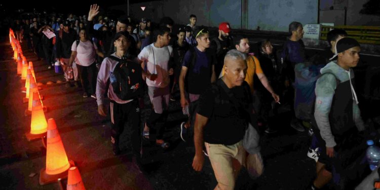 Honduras migrant caravan begins journey to U.S. border