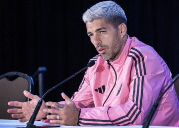 Miami Beach (United States), 09/01/2025.- Inter Miami CF player Luis Suarez speaks during the 2025 MLS' annual Media and Marketing Day at the Miami Beach Convention Center in Miami Beach, Florida, USA, 09 January 2025. According to the organizers, the Major League Soccer (MLS) is the top-flight professional soccer league in the United States and Canada, and was founded in 1996 after the USA hosted the 1994 FIFA World Cup. (Mundial de Fútbol, Estados Unidos) EFE/EPA/CRISTOBAL HERRERA-ULASHKEVICH