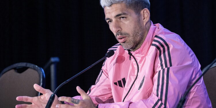 Miami Beach (United States), 09/01/2025.- Inter Miami CF player Luis Suarez speaks during the 2025 MLS' annual Media and Marketing Day at the Miami Beach Convention Center in Miami Beach, Florida, USA, 09 January 2025. According to the organizers, the Major League Soccer (MLS) is the top-flight professional soccer league in the United States and Canada, and was founded in 1996 after the USA hosted the 1994 FIFA World Cup. (Mundial de Fútbol, Estados Unidos) EFE/EPA/CRISTOBAL HERRERA-ULASHKEVICH