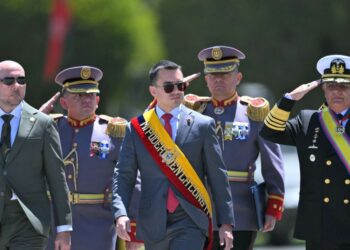 Noboa encarga por tres días la Presidencia de Ecuador en medio de pugna política