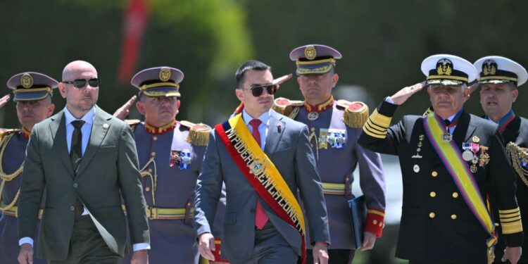 Noboa encarga por tres días la Presidencia de Ecuador en medio de pugna política