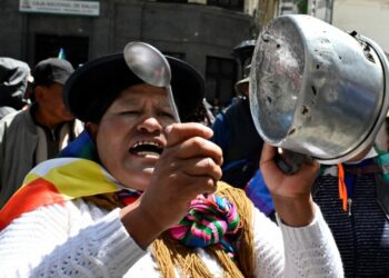 A supporter of Bolivia's former president, Evo Morales, bangs a pot during the ‘Communal for Life’ march against the government of Luis Arce and to denounce the economic crisis outside the vice-presidency building in La Paz on January 13, 2025.