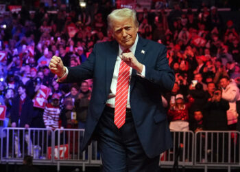 Puerto Rican singers celebrate Trump at rally