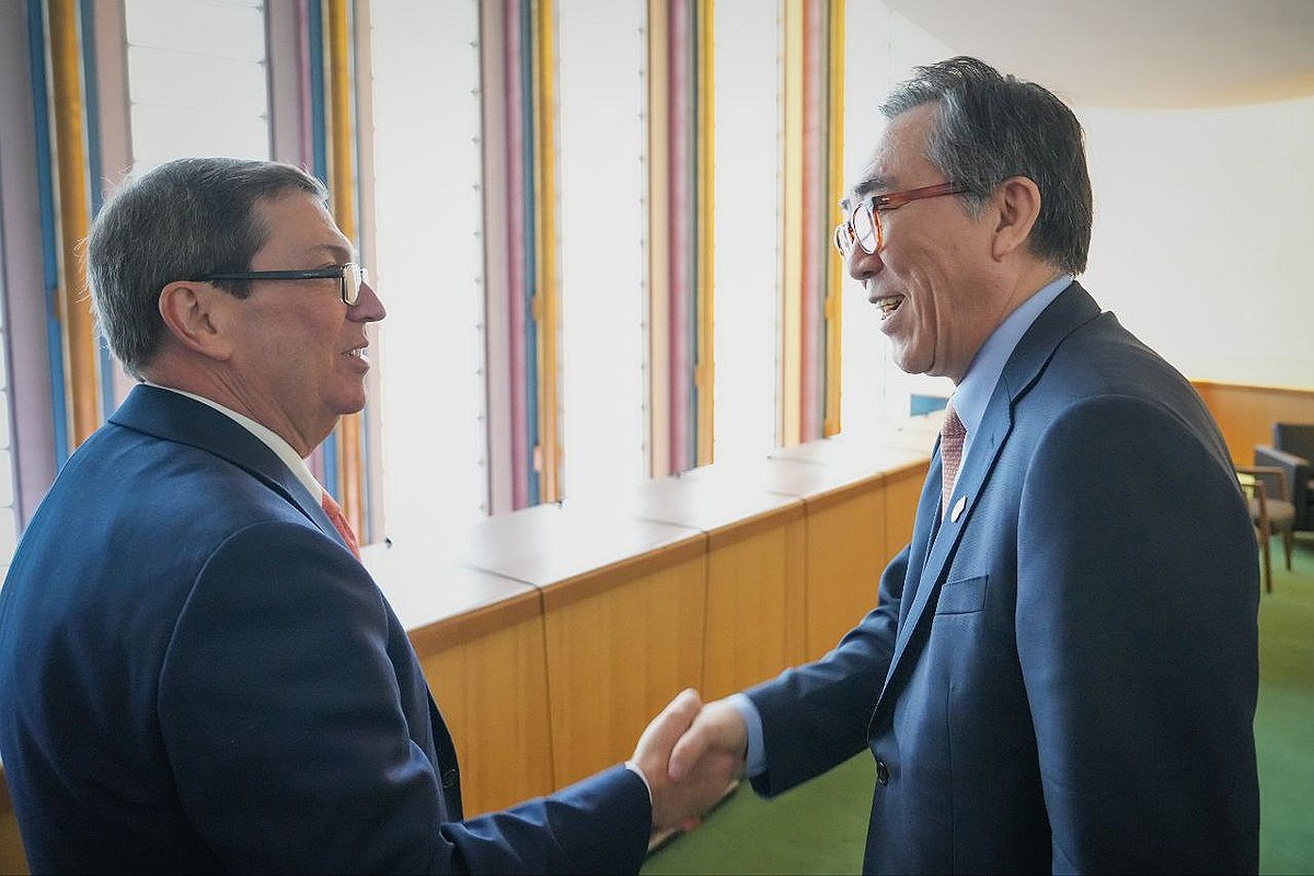 Foreign Minister Cho Tae-yul (R) meets Cuban Foreign Minister Bruno Eduardo Rodriguez Parrilla for talks on the margins of the U.N. General Assembly in New York on Sept. 24, 2024, in this file photo provided by Cho's office. (PHOTO NOT FOR SALE) (Yonhap) 