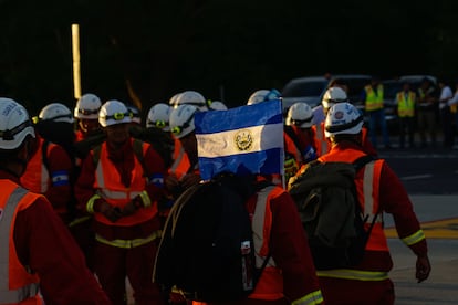 Rescatistas en La Paz, El Salvador, el 18 de febrero de 2023.