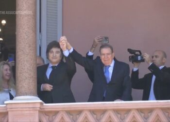 Venezuelan opposition leader González and Argentine president Milei greet crowds in Buenos Aires