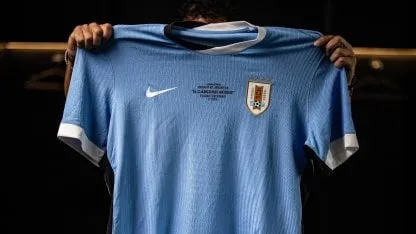 Uruguay presentó una camiseta especial para jugar contra Argentina