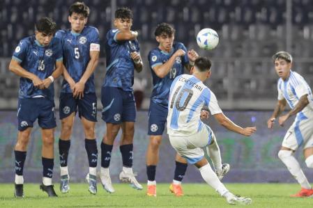 El argentino Echeverri lanza una falta ante Paraguay