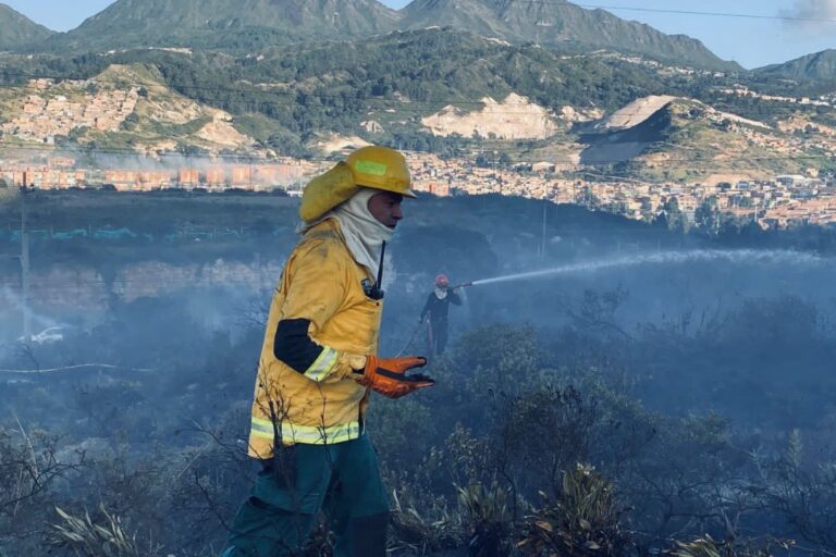 Bomberos atendiendo uno de los 25 incendios forestales que estaban activos en Colombia el pasado 24 de enero de 2024. Foto: UNGRD.