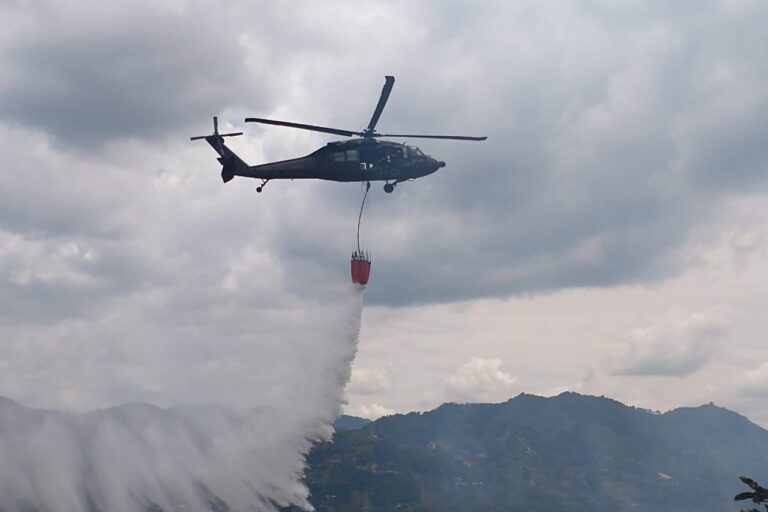 Un helicóptero de la Fuerza Aeroespacial colombiana realizando descargas con el equipo Bambi Bucket para extinguir un incendio en San Vicente, Antioquia, en enero de 2024. Foto: Fuerza Aeroespacial de Colombia.