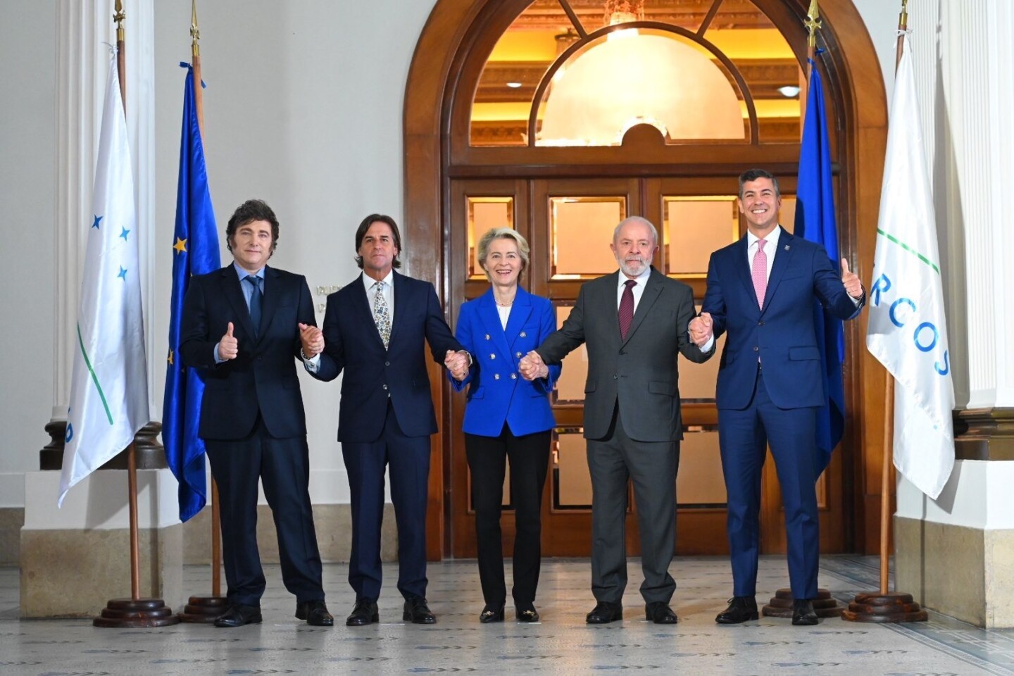 Javier Milei, Luis Lacalle Pou, Ursula von der Leyen, Lula da Silva y Santiago Peña en la cumbre del Mercosur.