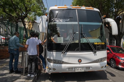 Los estudiantes son trasladados en un transporte escolar adaptado para ser llevados a los hoteles donde se albergan con sus familias.