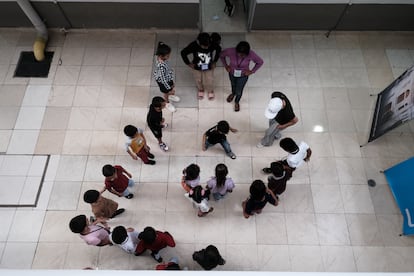 Estudiantes realizan actividades de integración bajo la supervisión de profesores.