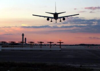 2 biggest airlines in Canada land more late flights than other major North American carriers