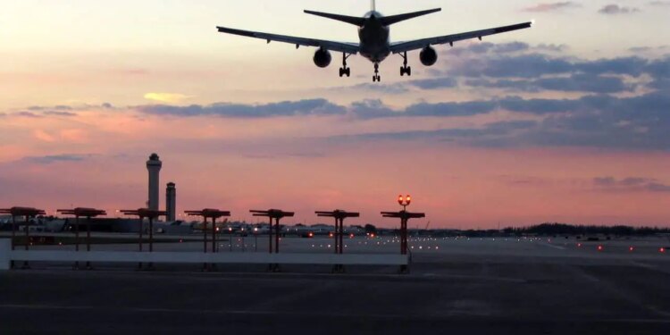 2 biggest airlines in Canada land more late flights than other major North American carriers