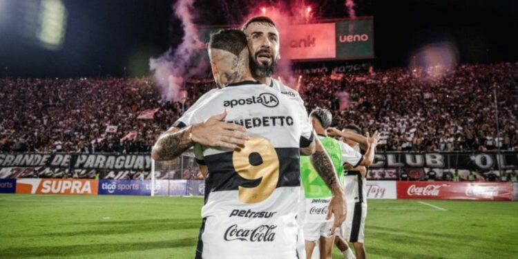 Video: la gran asistencia de Pipa Benedetto para ganar el clásico paraguayo y el abrazo con Pratto :: Olé